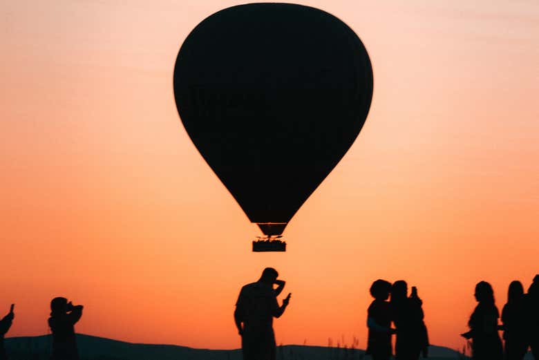 Mongolfiera sul deserto del Namib all'alba