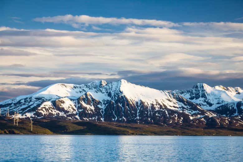 Uma montanha nevada no fiorde Alta