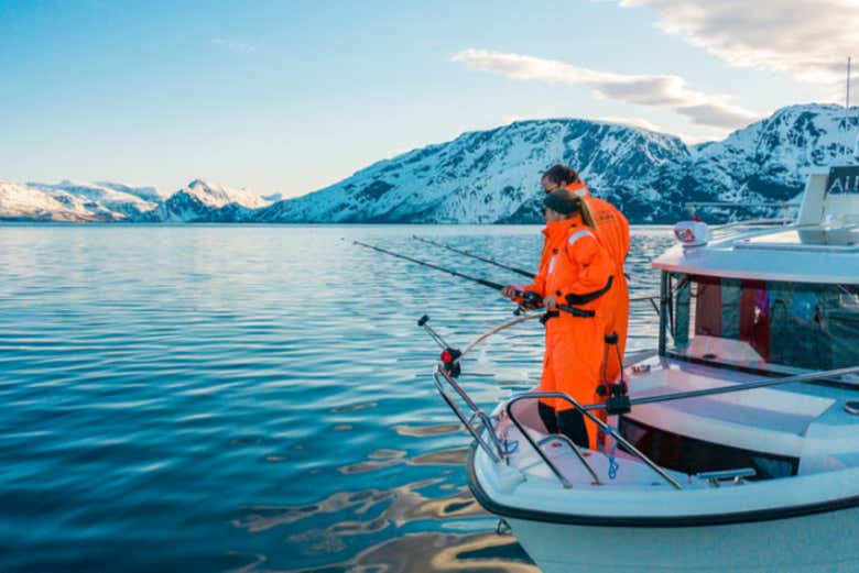 Pescando rodeados de montanhas nevadas