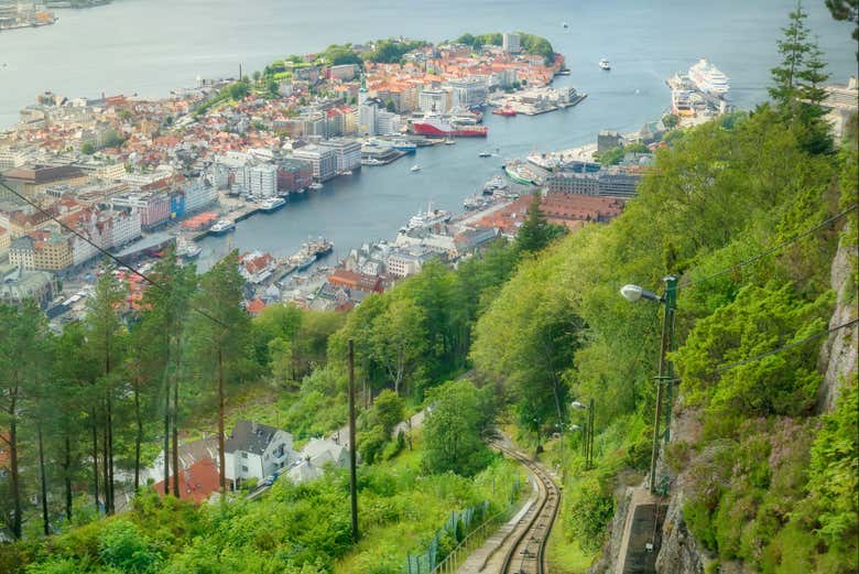 Desfrutando da viagem de funicular do monte Fløyen