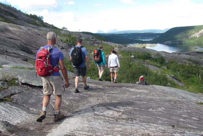 Turistas recorriendo el valle Åselidalen