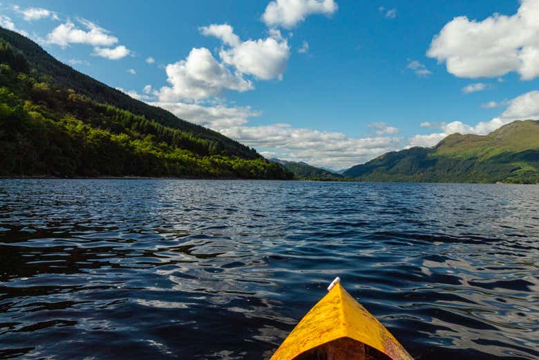 Kayak inmerso en las aguas tranquilas