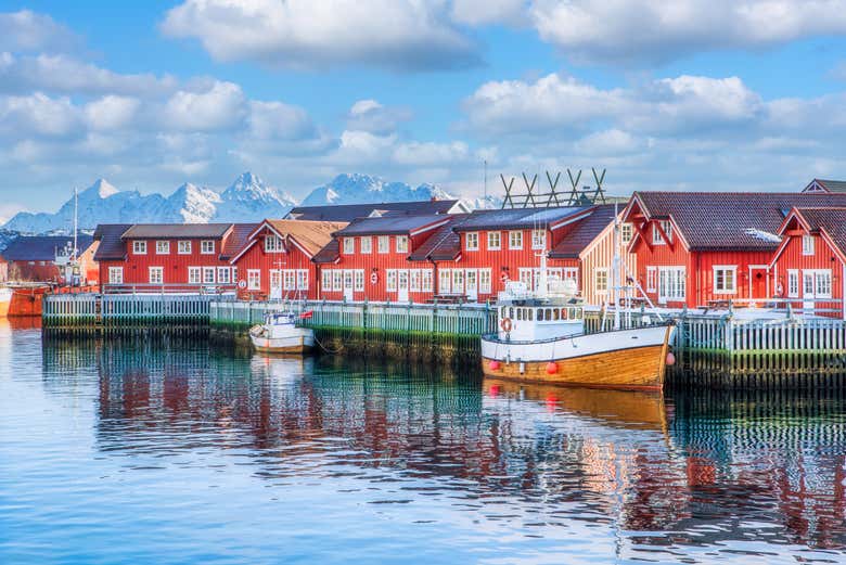 Cabañas de madera en la costa de Svolvaer