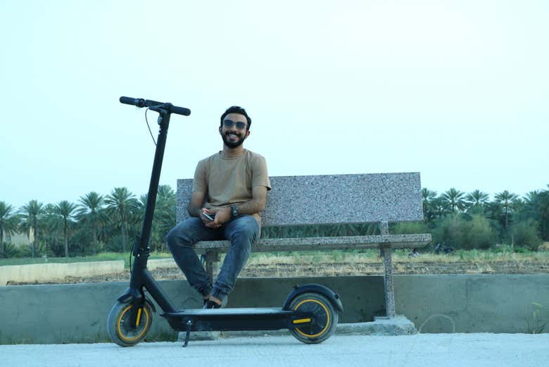 Posando com o patinete elétrico