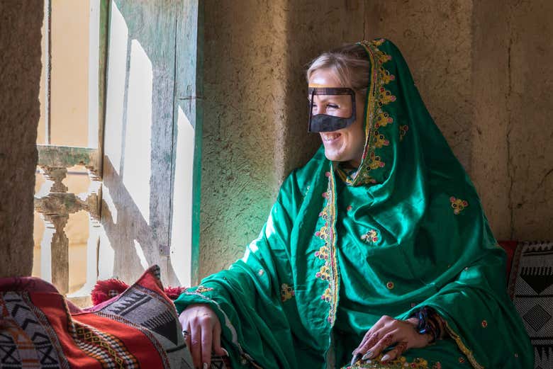 Una mujer con el traje tradicional omaní