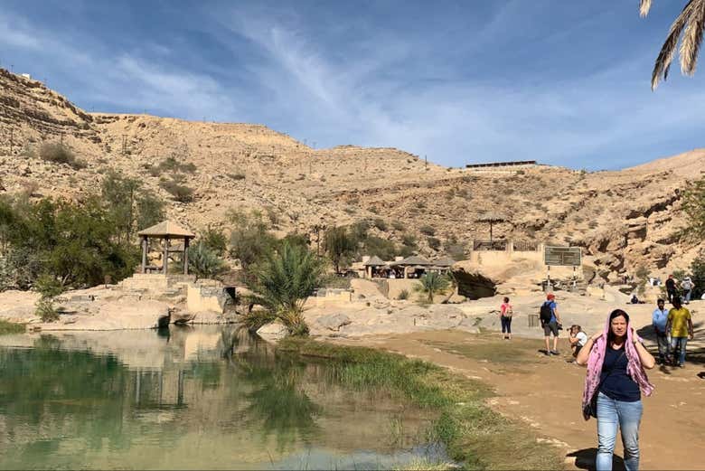 Turistas desfrutando de Wadi Bani Khaled