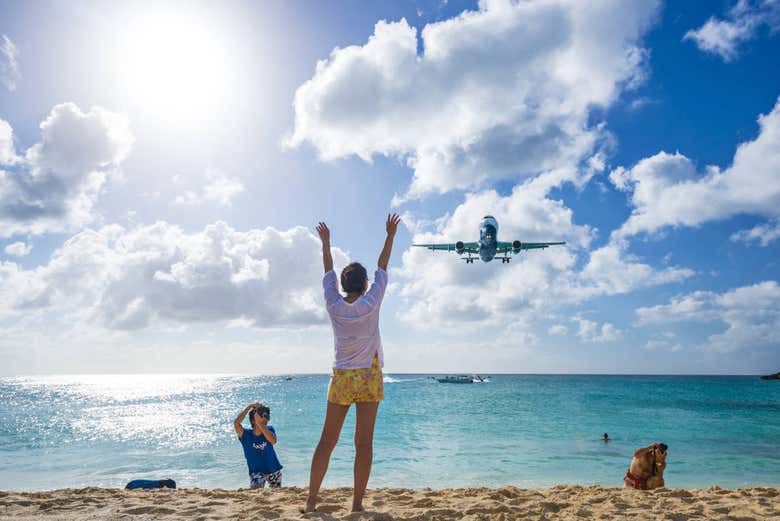 Contemplando un avión desde Maho Beach