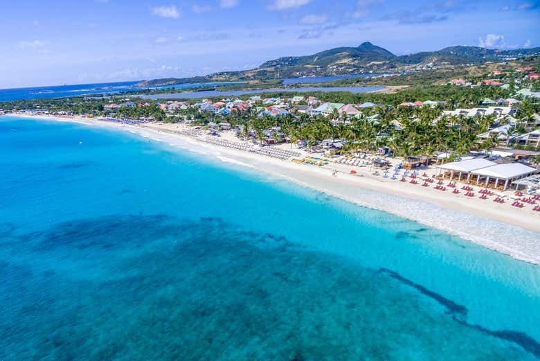 La isla de San Martín destaca por sus paradisíacas playas