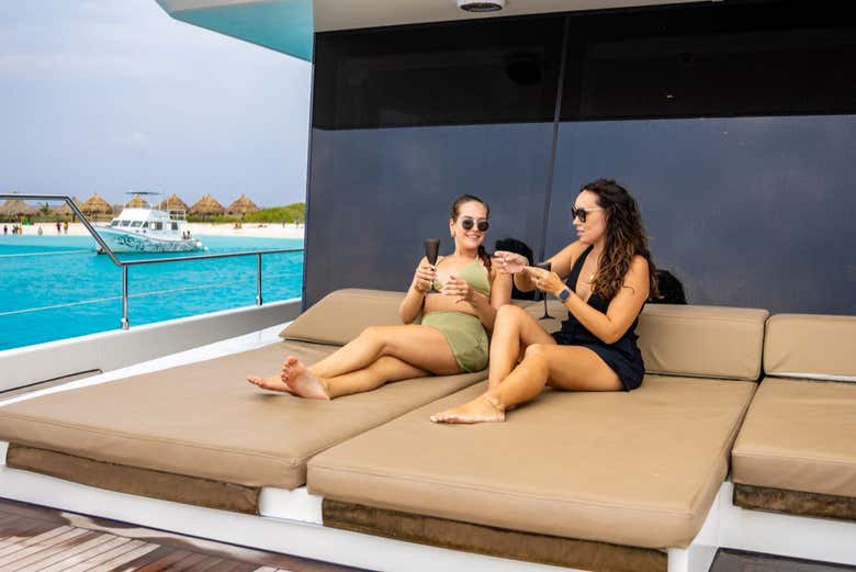 Dos amigas disfrutando a bordo del catamarán