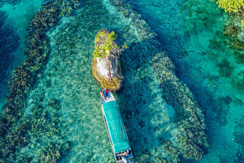 Vistas aéreas de um barco navegando pela Ilha Escudo de Veraguas