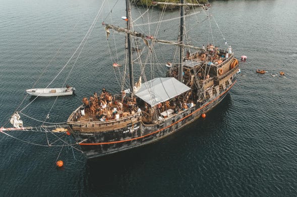 barco pirata catamaran