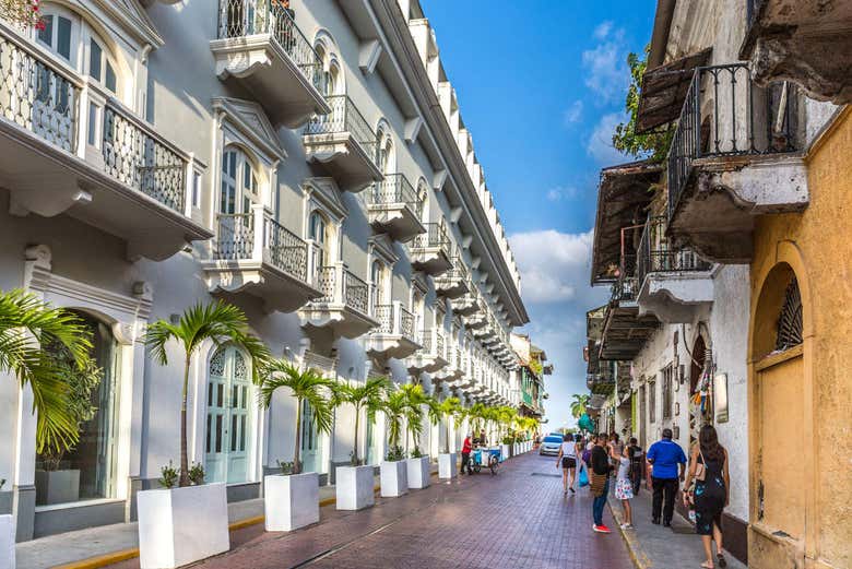 Calle de Ciudad de Panamá con edificios coloniales