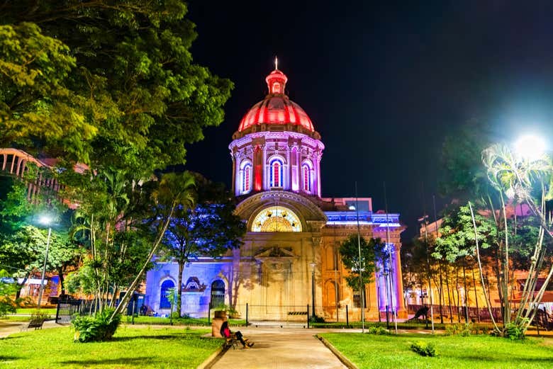 Panteón Nacional de los Héroes iluminado