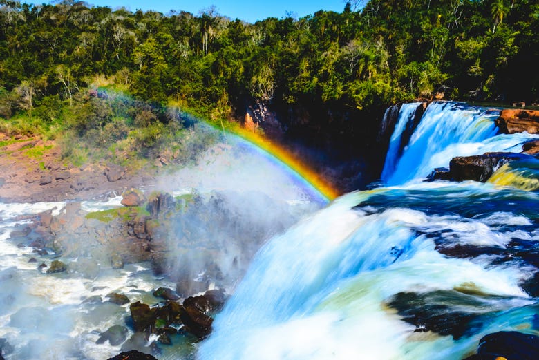 Arcoíris sobre la cascada del Salto Ñacunday