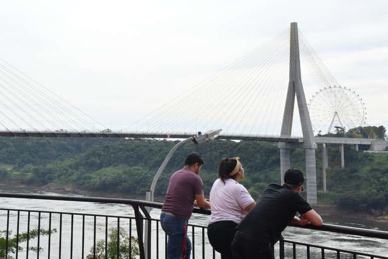 Contemplando las vistas desde el Hito de las Tres Fronteras