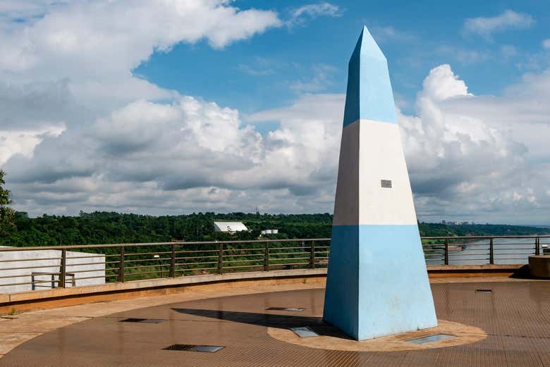 Monolito con la bandera argentina en Puerto Iguazú