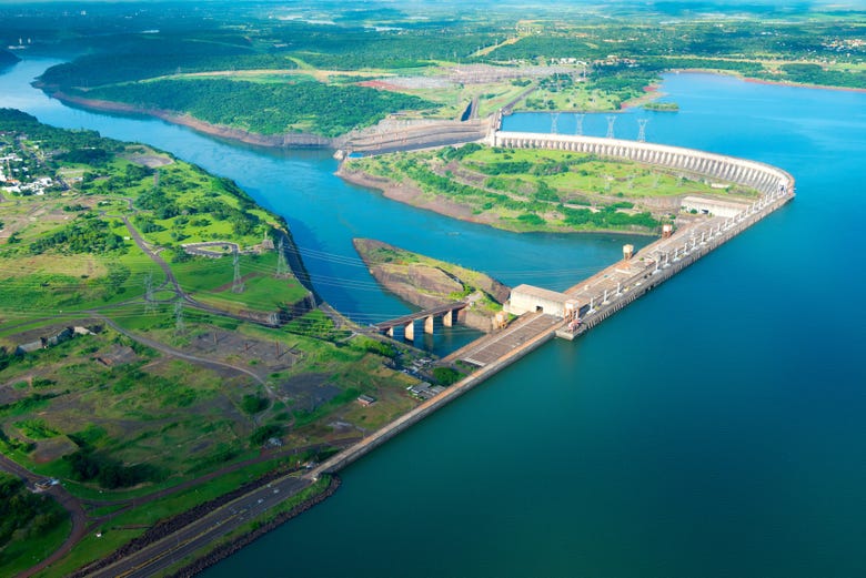 Vista aérea de la represa de Itaipú