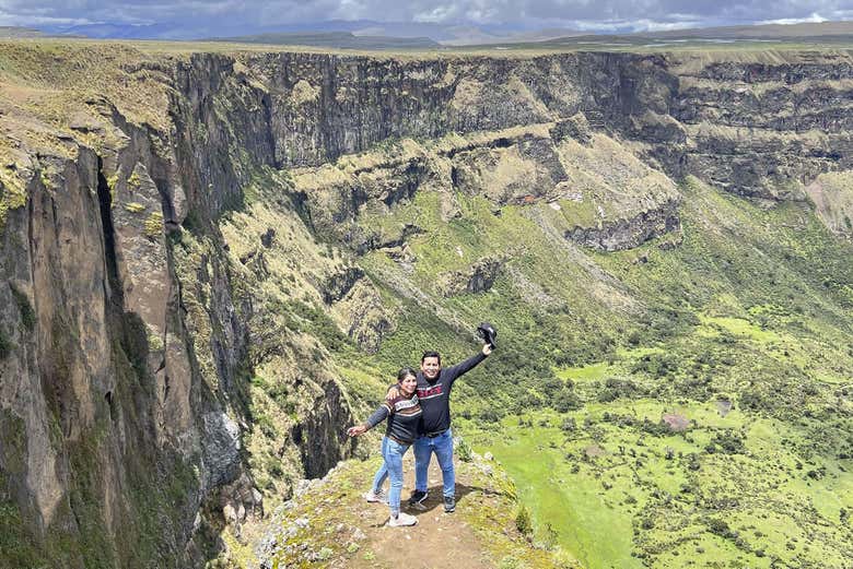 Disfrutando de la excursión al abismo de Puncupata