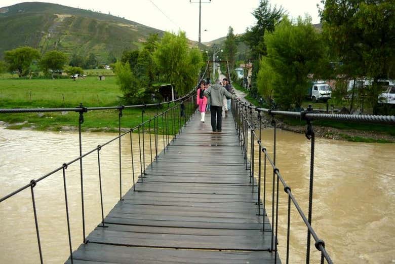 Puente colgante en Otuzco