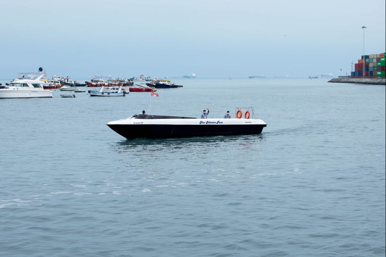 Lancha hacia las islas Palomino