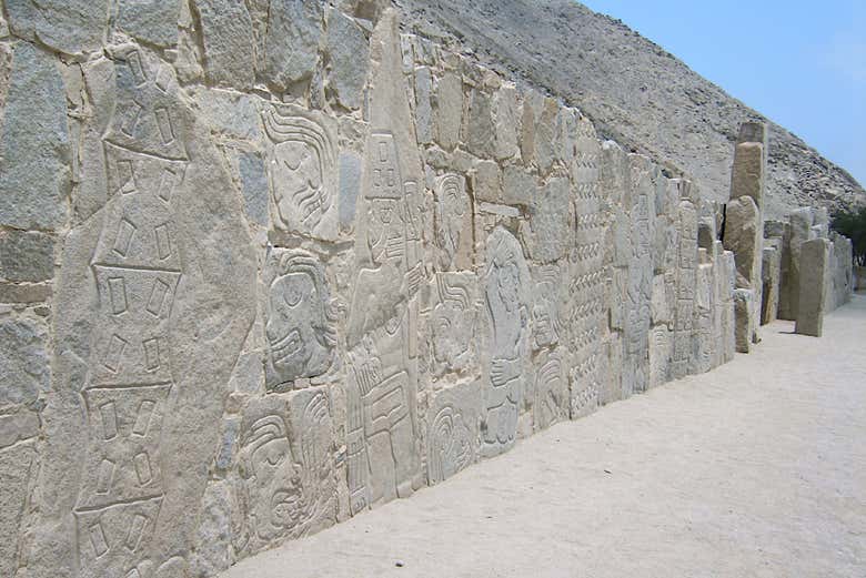 Mural with lithographic stelae in Sechín