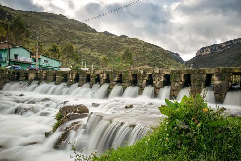 Puente inca entre Huarautambo y Astobamba