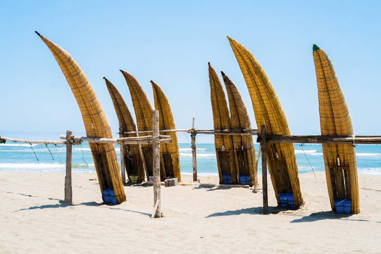 Barcas para pescar caballitos de mar en Pimentel