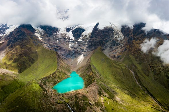 Laguna de humantay, en la montana del salkantay en cusco peru. | Премиум Фото