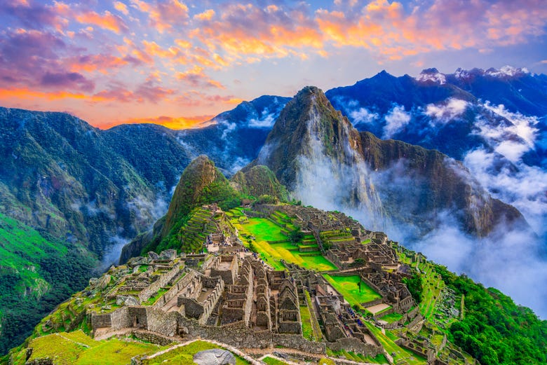 Lever de soleil derrière les ruines du Machu Picchu