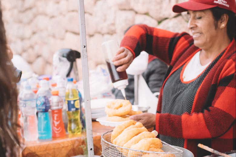 Probando unos deliciosos picarones callejeros