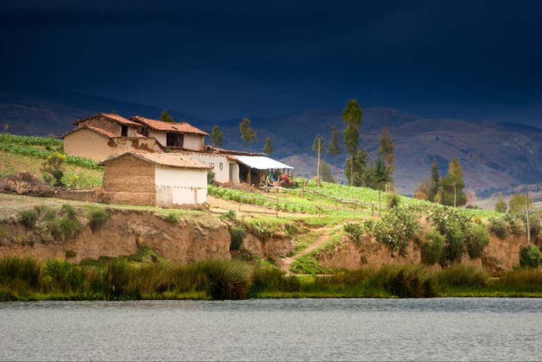 Casas al borde de la laguna Ñahuimpuquio