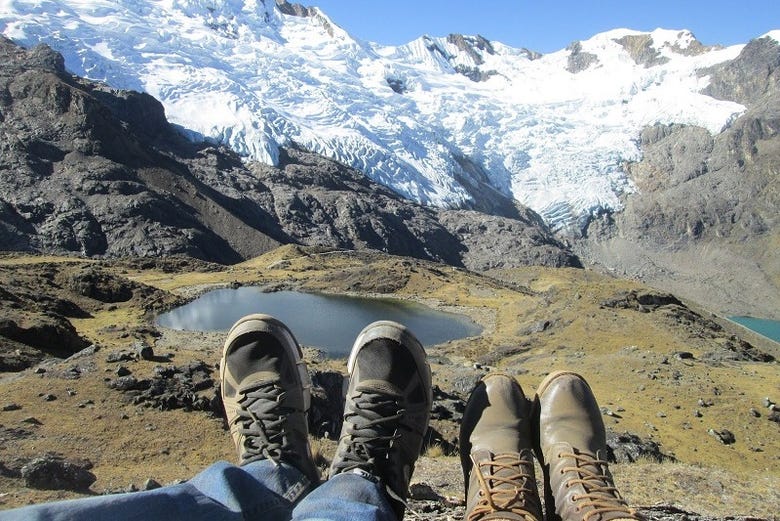 Admirando la vista de la ruta de trekking