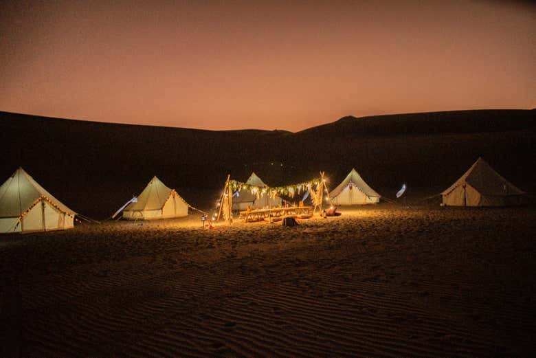 Campamento de tiendas de campaña al atardecer