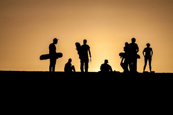 Sandboarding en el desierto de Ica al atardecer