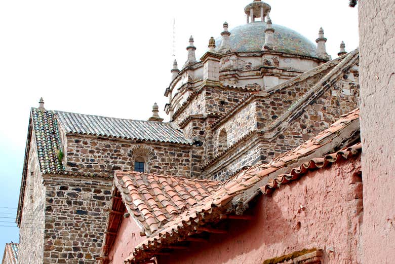 Contemplando la chiesa di Santiago Apostolo