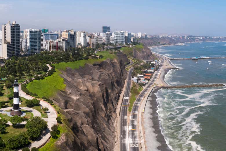 El malecón de Miraflores con su vista espectacular del océano