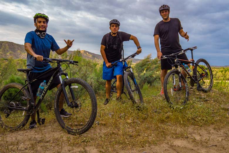 Disfrutando del tour en bicicleta de montaña