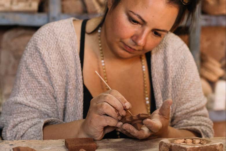 Disfrutando del taller de cerámica de arcilla