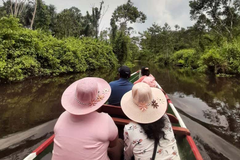 Desfrutando de um passeio de barca pela reserva