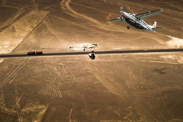 Una avioneta sobrevolando las líneas de Nazca