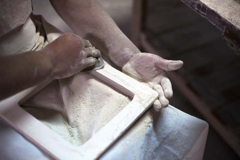 Un artesano trabajando en un taller de cerámica de Chulucanas 