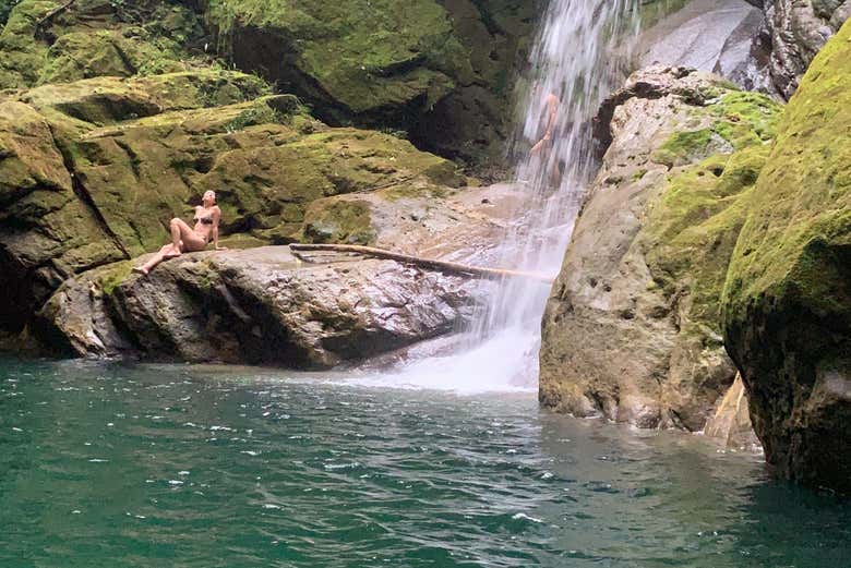 Disfrutando de la catarata Alto Shambillo