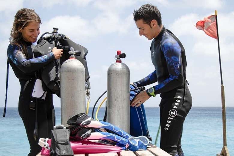 Preparando el equipo de buceo