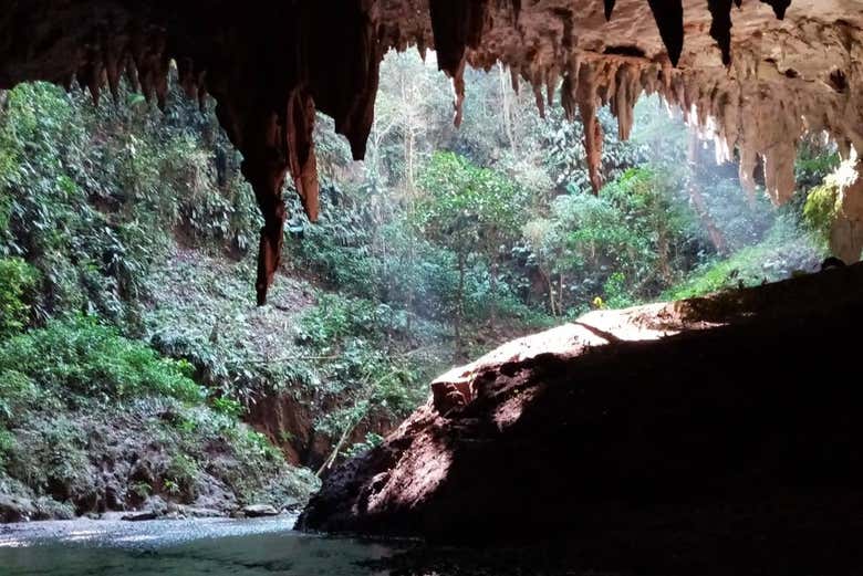 Entrada de la caverna Vulcano