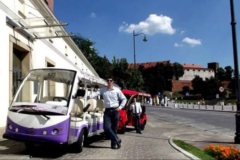 Motorista do carro elétrico em Cracóvia