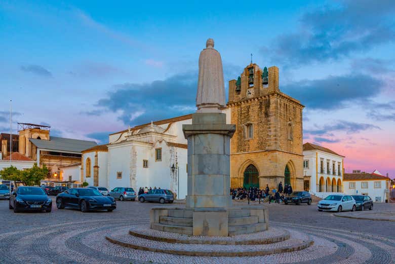 Marvel at the Faro Cathedral and the Largo da Sé