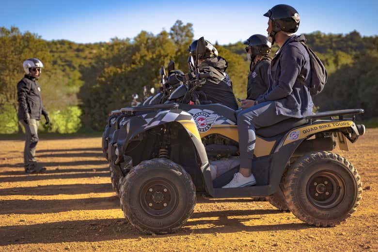 Preparados para comenzar la ruta en quad