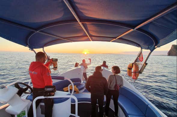 Passeio de barco ao entardecer pela Terceira