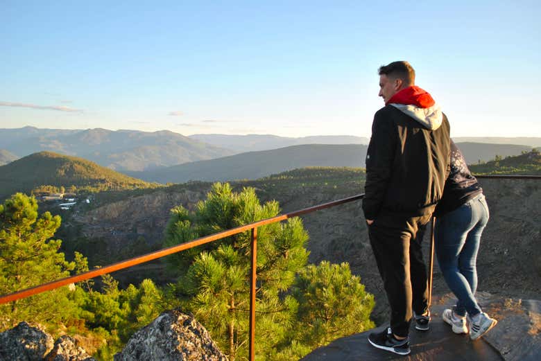 Um homem e uma mulher desfrutando das vistas de um mirante