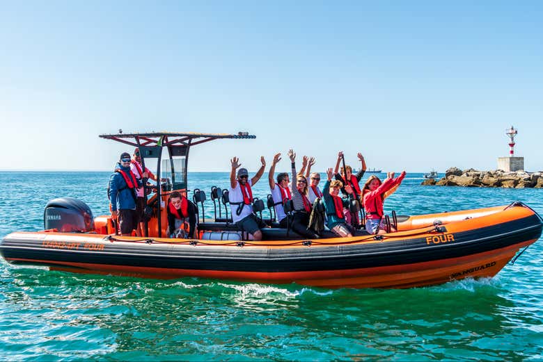 Navegando de zodiac ao longo da costa de Cascais